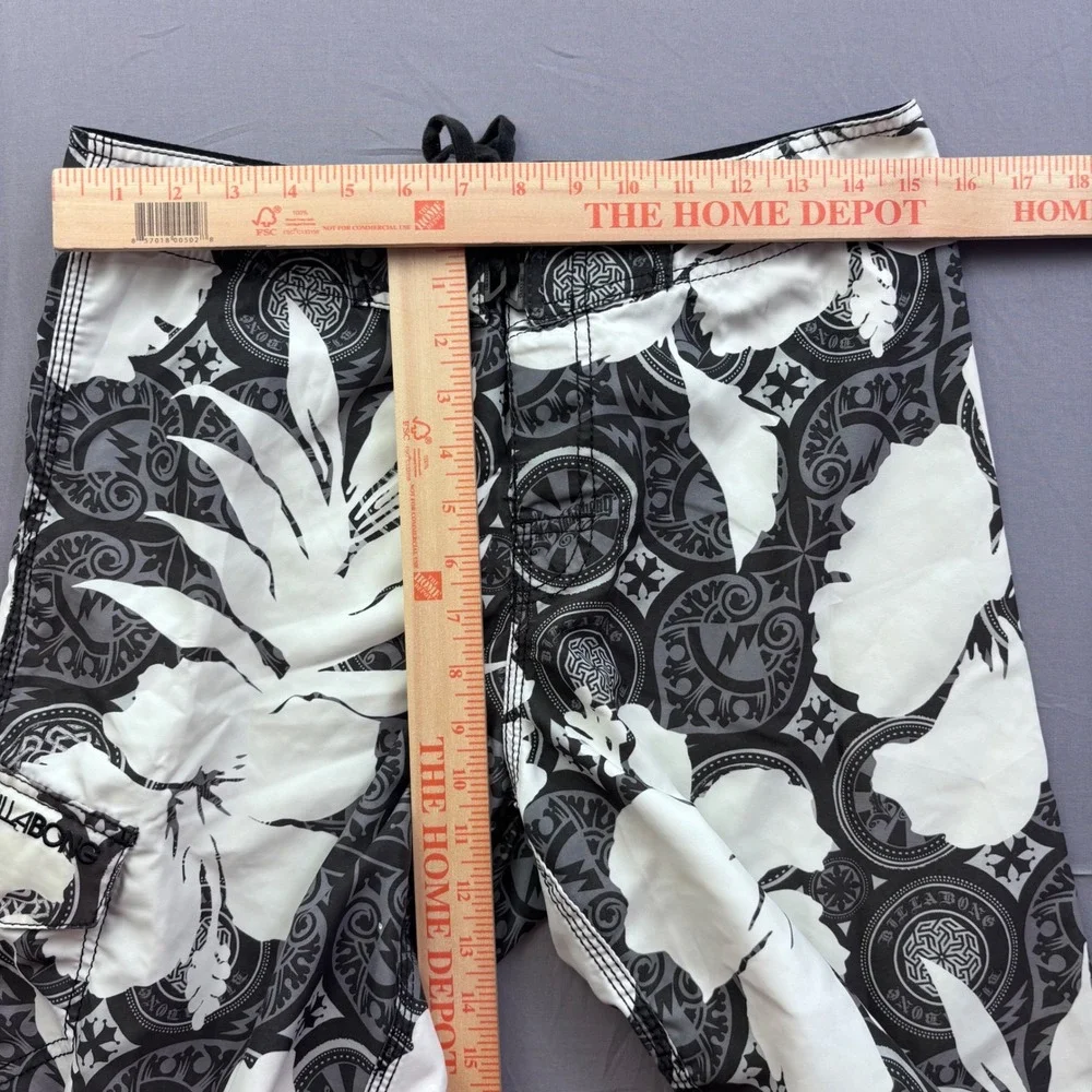 Billabong Mens Board Shorts Size 32 Black White Hibiscus Floral Tribal Y2K Vtg
